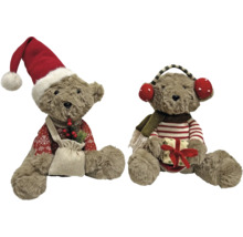 Zwei weihnachtliche Plüsch-Teddybären mit Nikolausmütze, Winterschal und Geschenken als festliche Dekoration.
