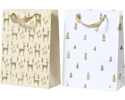 Zwei Geschenktüten mit Stoffbändern. Eine Tasche mit Hirschen und Tannen, die andere mit Tannenmotiven.