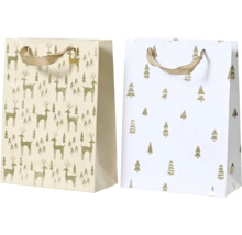 Zwei Geschenktüten mit Stoffbändern. Eine Tasche mit Hirschen und Tannen, die andere mit Tannenmotiven.