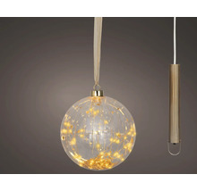 Boule de Noël en verre avec guirlande lumineuse blanc chaud et étoiles dorées incluant ruban de suspension et boîtier de piles.