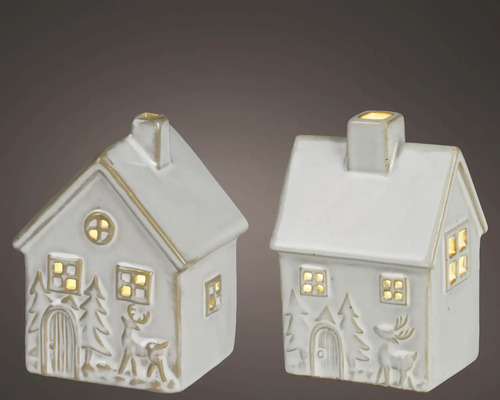 Deux maisons décoratives en céramique avec éclairage intérieur, fenêtres découpées et motifs hivernaux en relief tels que des arbres et des cerfs.