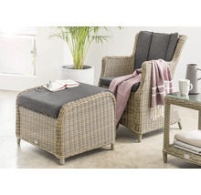 Ensemble moderne de fauteuil, pouf et table d'appoint en rotin synthétique avec coussins dans un espace lumineux et spacieux avec une plante.