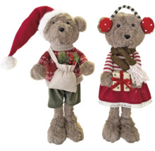 Zwei weihnachtliche Deko-Bären aus Plüsch mit roter Zipfelmütze, Schal und Geschenken für die Innenraumdekoration.