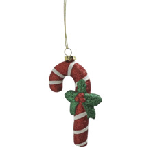 Weihnachtsanhänger in Form einer rot-weiß gestreiften Zuckerstange mit grünem Stechpalmenblatt und Glitzereffekt.