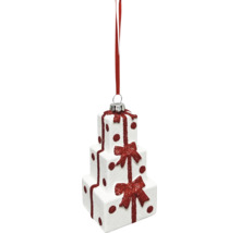 Christbaumschmuck aus drei weißen gestapelten Geschenkkartons mit roten Glitzerbändern, Schleifen und Punkten sowie einem Aufhängeband.