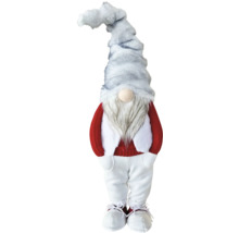Stehende Weihnachtsgnom-Figur mit grauer Plüschmütze, weißem Bart, rotem Strickpullover und weißen Hosen.
