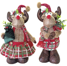 Zwei Weihnachts-Rentierfiguren aus Textil mit Mützen, Schals und karierter Kleidung, eine mit Rock und eine mit Hose.