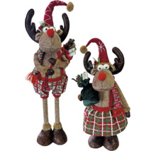 Zwei Rentier-Stofffiguren mit Geweih, Zipfelmütze und karierter Kleidung, eine Figur mit langen Beinen und eine Figur mit Rock.