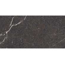 Carrelage en grès cérame foncé aspect marbre avec veines claires.