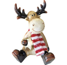 Weihnachtsfigur Rentier sitzend mit rot-weiß gestreiftem Schal und Stern