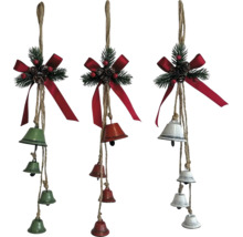 Drei Weihnachtsanhänger aus Jute mit Glocken, roten Schleifen, Tannenzweigen und Zapfen in Grün, Rot und Weiß.