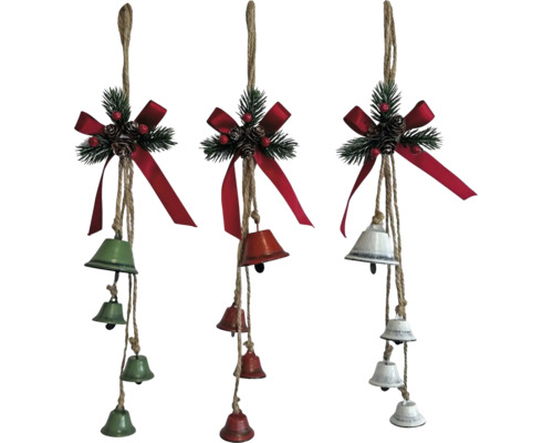 Drei Weihnachtsanhänger aus Jute mit Glocken, roten Schleifen, Tannenzweigen und Zapfen in Grün, Rot und Weiß.