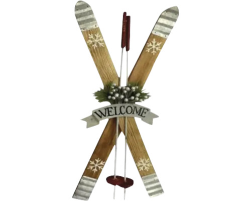 Dekorative Wanddekoration aus gekreuzten Holzskiern mit Welcome-Banner, Schneeflocken-Motiven und Tannenzweigen.