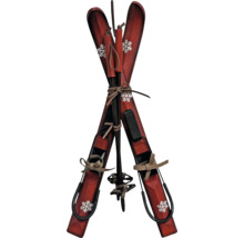 Dekorative Holzski mit Skistöcken und Schneeflocken-Motiv für die Winterdekoration.