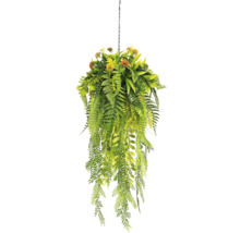Künstliche Hängepflanze mit grünen Farnwedeln und orangefarbenen Blüten an einer Metallkette mit Haken.