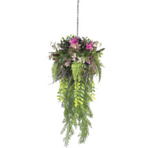 Künstliche Hängepflanze mit rosa Blüten, Farnen und herabhängenden grünen Ranken an einer schwarzen Metallkette.
