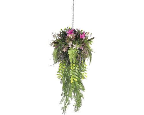 Künstliche Hängepflanze mit rosa Blüten, Farnen und herabhängenden grünen Ranken an einer schwarzen Metallkette.