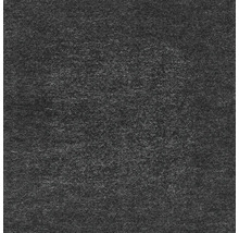 Gros plan sur du feutre aiguilleté gris foncé avec une structure fibreuse.
