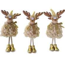 Drei dekorative Rentierfiguren mit flauschigem Körper, goldenem Geweih, Schal und Stiefeln.