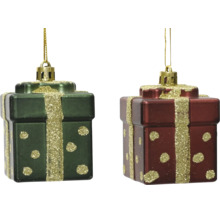 Zwei Weihnachtsbaumschmuck-Anhänger in Form von Geschenkpaketen mit glitzernden Bändern und Punkten sowie goldenen Aufhängern.