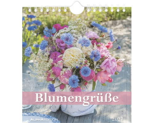Wandkalender 2027 Blumengrüße mit einem Blumenstrauß aus Rosen und Kornblumen auf einem Holztisch, Alpha Edition Logo.