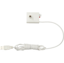 Petite pompe de fontaine d'intérieur blanche avec connexion USB et câble blanc.