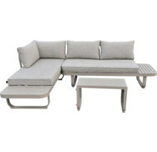 Salon de jardin moderne composé d'un canapé d'angle avec coussins gris et dessertes intégrées, et d'une table basse assortie.