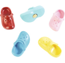 Fünf bunte Magnete in Form von Clogs in den Farben Rot, Blau, Gelb und Rosa.