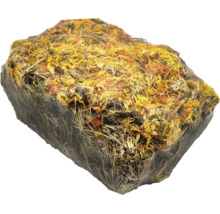 Kompakt gepresster Heublock mit getrockneten Blüten und Kräutern für Kleintiere.