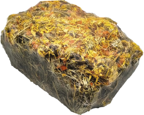 Kompakt gepresster Heublock mit getrockneten Blüten und Kräutern für Kleintiere.