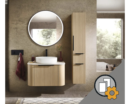 Modernes Badezimmer mit Waschtischunterschrank in Eiche-Optik, rundem Aufsatzbecken, beleuchtetem Rundspiegel und Hochschrank. Individuell planbar.