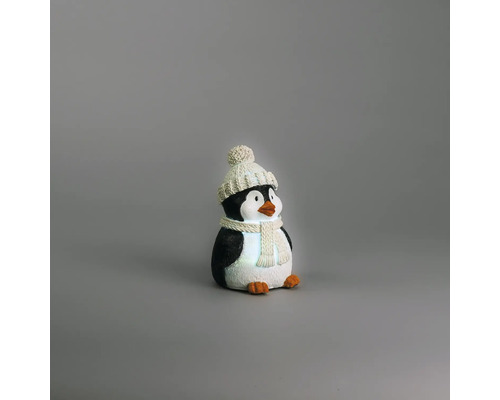 Figurine décorative illuminée pingouin avec bonnet et écharpe tricotés pour la décoration hivernale.
