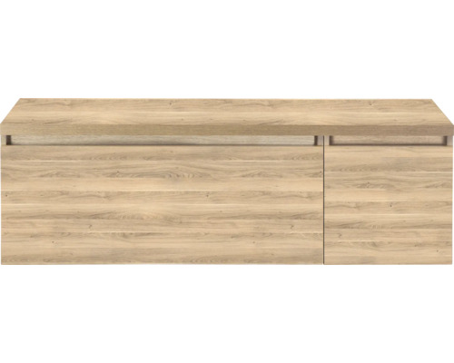 Möbelfront in heller Holzoptik mit horizontaler Maserung und integrierter Griffleiste.