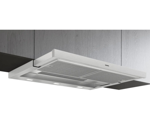 Hotte aspirante télescopique Siemens sous un meuble de cuisine avec éclairage intégré et filtre à graisse métallique