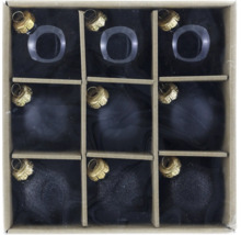 Neun schwarze Weihnachtskugeln aus Glas mit goldenen Aufhängern in einer Kartonbox mit Fächern