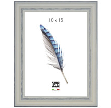 Bilderrahmen aus Holz mit Maserung in Hellblau für Fotos im Format 10 mal 15 Zentimeter.