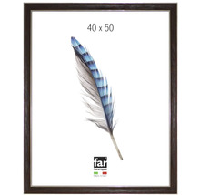 Dunkler Bilderrahmen 40 mal 50 Zentimeter aus Holz mit silberner Innenkante und far Frame Appeal Logo.