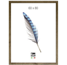 Bilderrahmen in Holzoptik, 60 mal 80 Zentimeter, inklusive Einleger mit Federmotiv und Logo von far Frame Appeal.