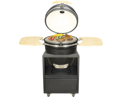 Barbecue Kamado en céramique noir ouvert avec des aliments sur un chariot de barbecue avec deux tablettes latérales en bois et un tiroir.