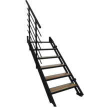 Gerade Treppe mit schwarzem Metallgestell, hellen Holzstufen und einseitigem Geländer.
