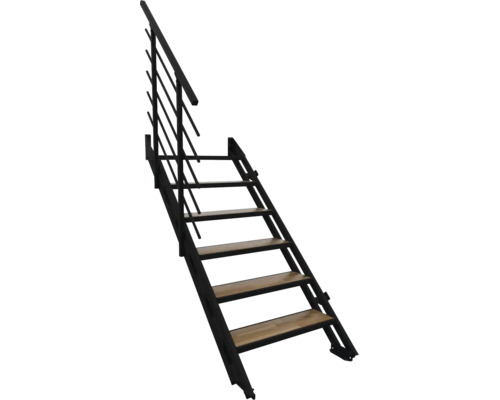 Gerade Treppe mit schwarzem Metallgestell, hellen Holzstufen und einseitigem Geländer.