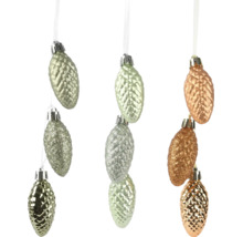 Weihnachtsbaumschmuck in Zapfenform mit strukturierten und glitzernden Oberflächen zum Aufhängen.
