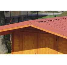 Nahaufnahme eines Satteldachs eines Gartenhauses aus Holz mit roten Dachschindeln.