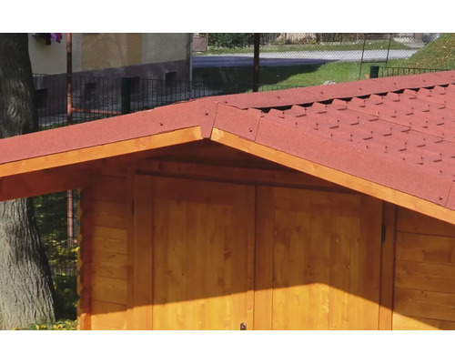 Nahaufnahme eines Satteldachs eines Gartenhauses aus Holz mit roten Dachschindeln.