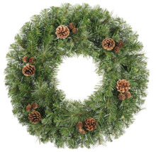 Künstlicher Weihnachtskranz mit grünen Tannennadeln und braunen Tannenzapfen.