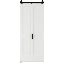 Porte pliante coulissante blanche avec deux panneaux par vantail et quincaillerie de style grange noire avec poignée.
