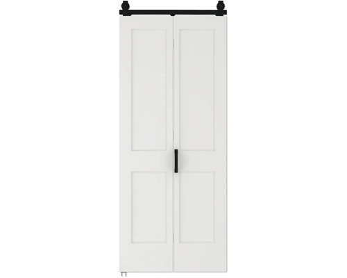 Porte pliante coulissante blanche avec deux panneaux par vantail et quincaillerie de style grange noire avec poignée.