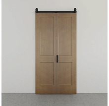 Double porte coulissante en bois de style grange avec quatre panneaux par porte et système de rails en métal noir.