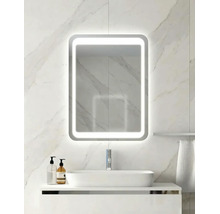Miroir de salle de bain moderne avec éclairage LED, rectangulaire aux coins arrondis, sur un mur en marbre clair au-dessus d'un lavabo.