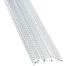 Profilé de transition en aluminium pour revêtements de sol avec surface rainurée.